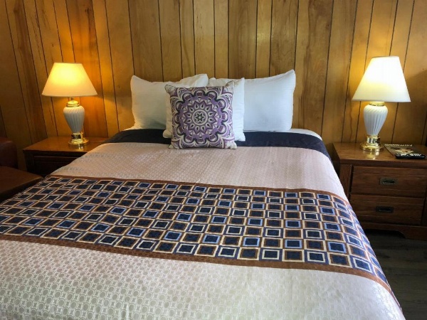 Cedar Inn & Suites image 27