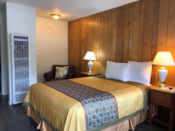 Cedar Inn & Suites image 4